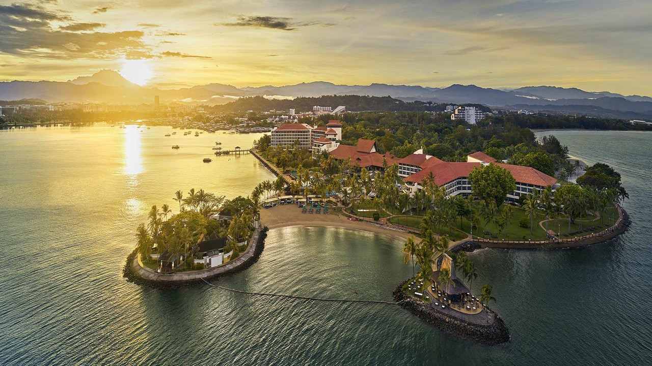 O Shanri La Tanjung Aru é o melhor local para assistir ao pôr do sol para um momento romântico com sua outra metade