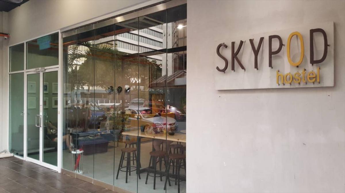 O Skypod Hostel é um novo conceito de albergue que recebe viajantes LGBT com orçamento limitado
