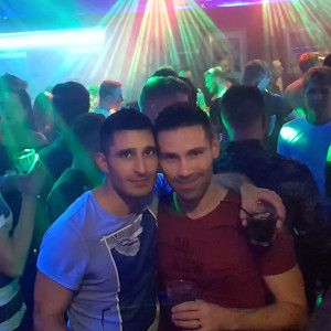 Experimente a vida noturna gay de Manchester em uma divertida excursão Gaily