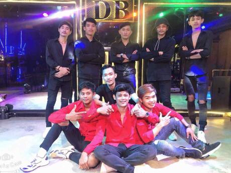 Se você quiser ver os mais gays dançarinos e dançarinos, vá para o bar gay Heaven & Dreamboys em Siem Reap