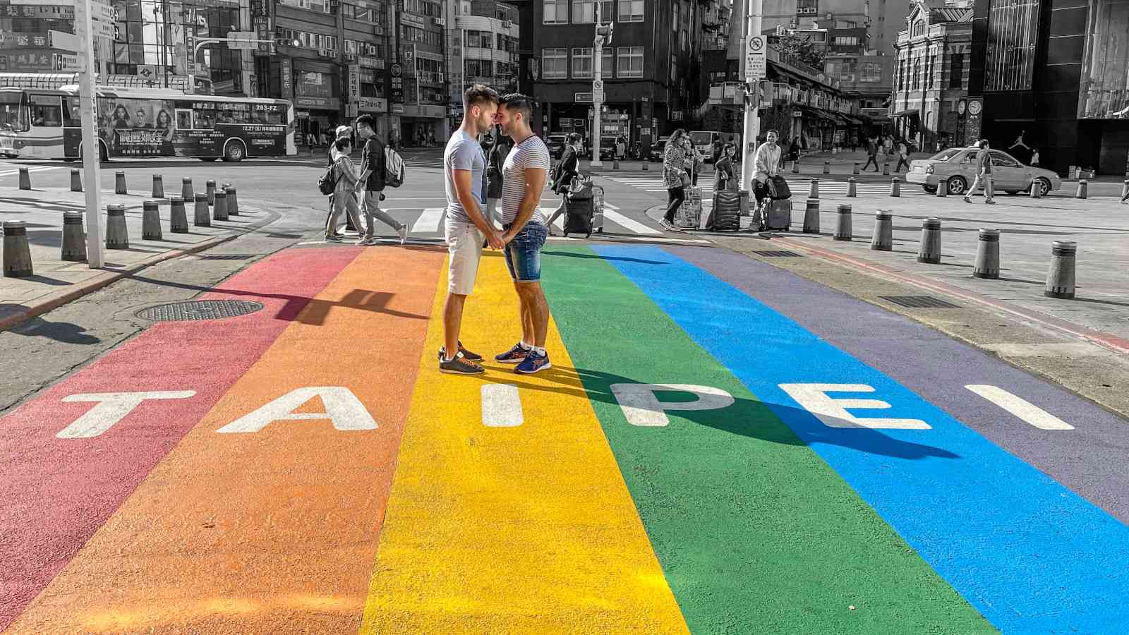 Nomadische Jungs an der Regenbogenkreuzung von Tapei