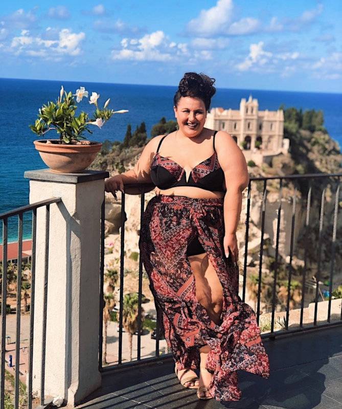 ReadytoStare is a gorgeous queer plus-size woman who shares style inspiration on her IG and blog