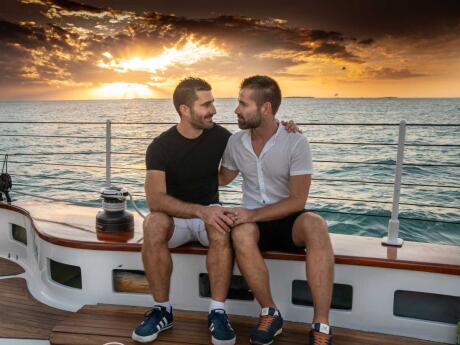 Meninos nômades, desfrutando de um pôr do sol romântico na escuna América em Key West