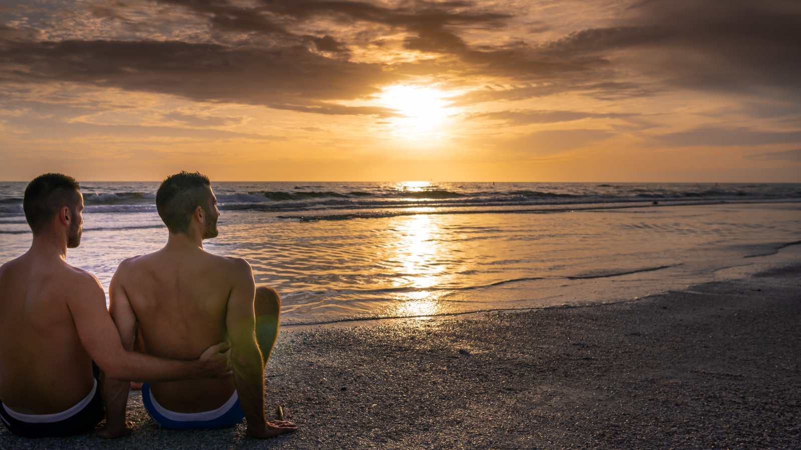 Meninos nômades assistindo um belo pôr do sol em Key West