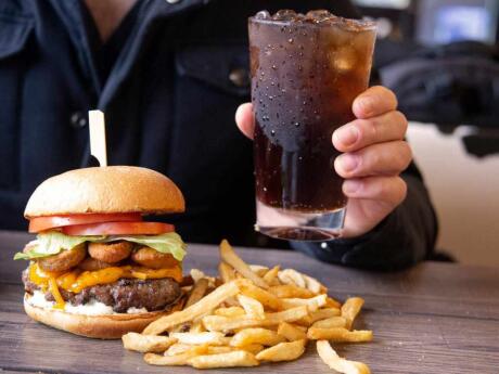 Para os melhores hambúrgueres de Vancouver (como, na verdade, eles foram eleitos os melhores!), Vá ao Vera's Burger Shack