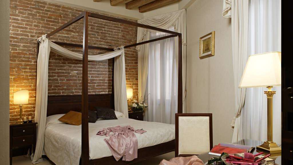 Cá del Nobile is an elegant and very gay friendly b&b in Venice