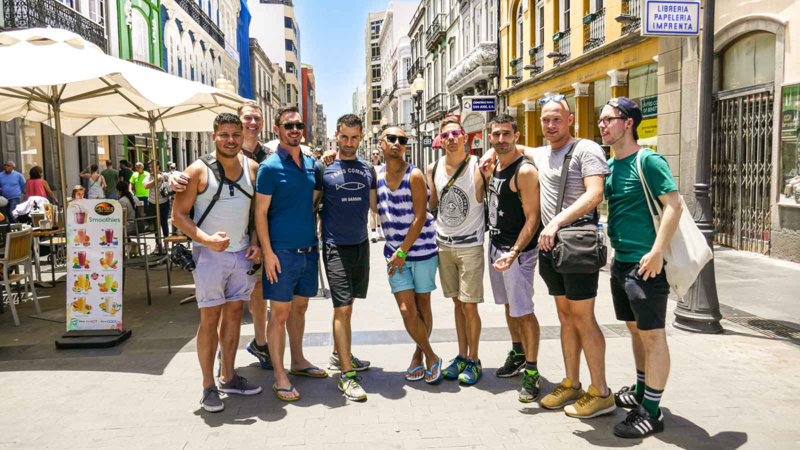 Conectar-se com locais LGBTQ é uma excelente dica para casais gays que viajam