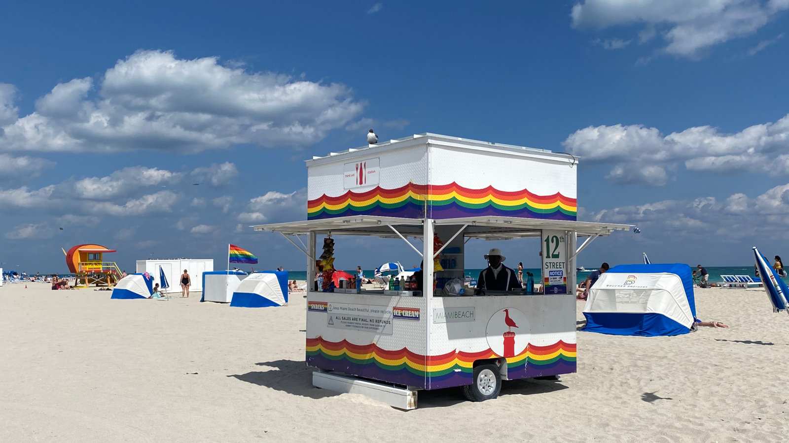 A 12th Street Beach em Miami é repleta de arco-íris e um ponto popular para banhistas gays