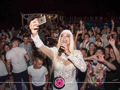 Nas noites de sábado em Puglia, você pode dançar a noite toda na Pacha Mama, uma fabulosa festa gay que acontece na praia
