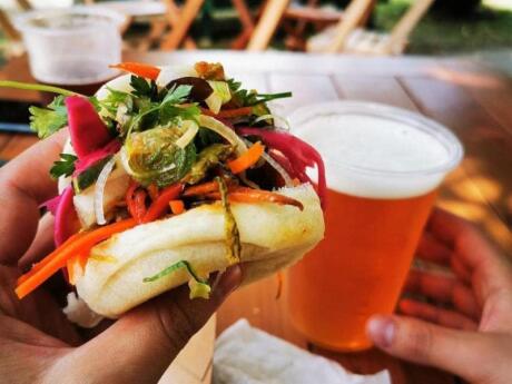 Barrio Huerto Resto-Bar em Valparaíso serve comida de rua chilena saborosa
