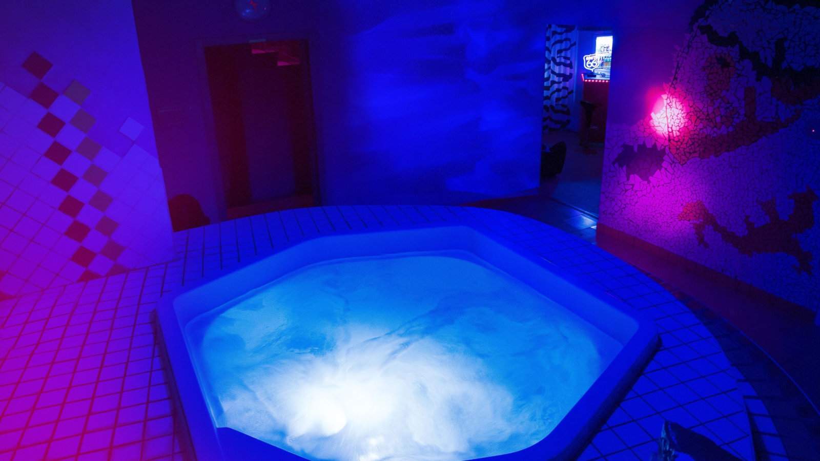 O Club Aqua é uma divertida sauna gay em Miami com uma iluminação bastante atmosférica