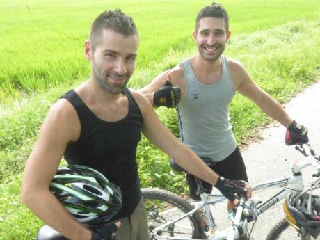 Andar de bicicleta pelas florestas tropicais e pelos arrozais é uma maneira divertida de explorar Langkawi