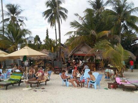 Mali Mali Beach Bar é um bar gay friendly na areia que serve ótimos coquetéis!