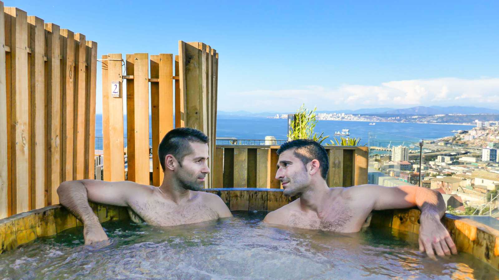 O Verso Hotel é uma escolha elegante e gay friendly em Valparaíso, com banheiras de hidromassagem na cobertura!