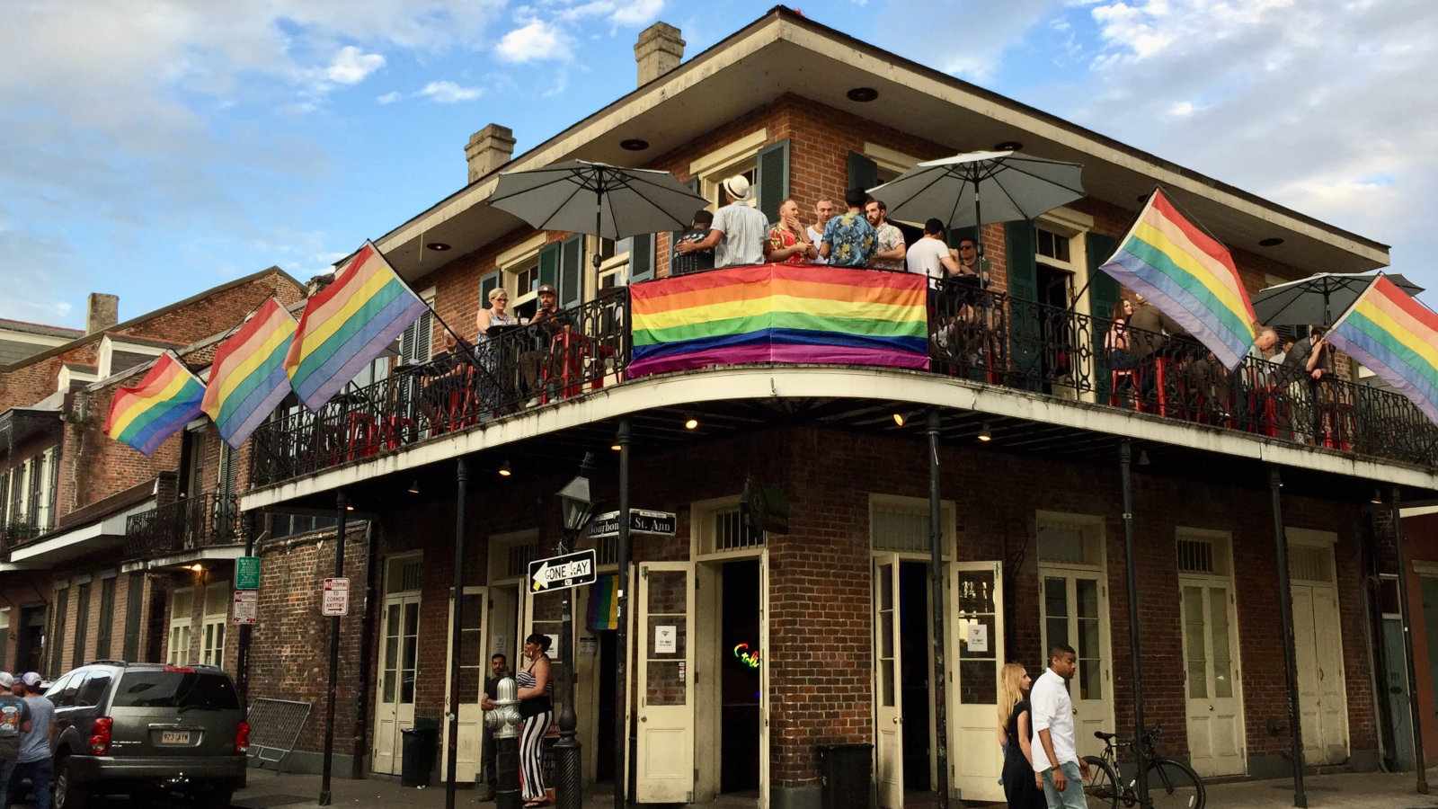 Es ist keine Überraschung, dass New Orleans als Heimat des Mardi Gras eine der schwulsten Städte in Amerika ist's no surprise that as the home of Mardi Gras, New Orleans is one of the gayest cities in America