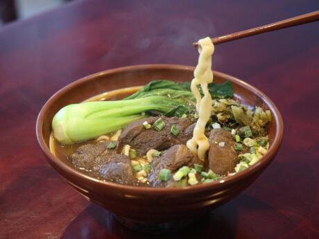 A sopa de macarrão com carne é o prato nacional de Taiwan e uma refeição deliciosa por si só!