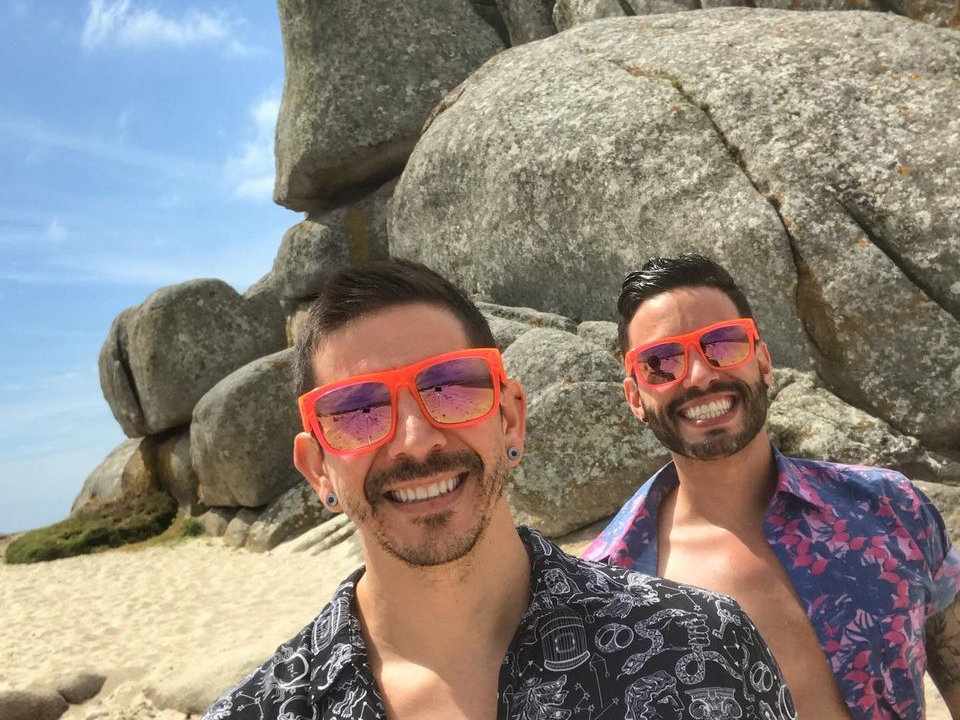 Auston e David de Two Bad Tourists trazem muitos posts divertidos sobre viagens e festas gays ao redor do mundo