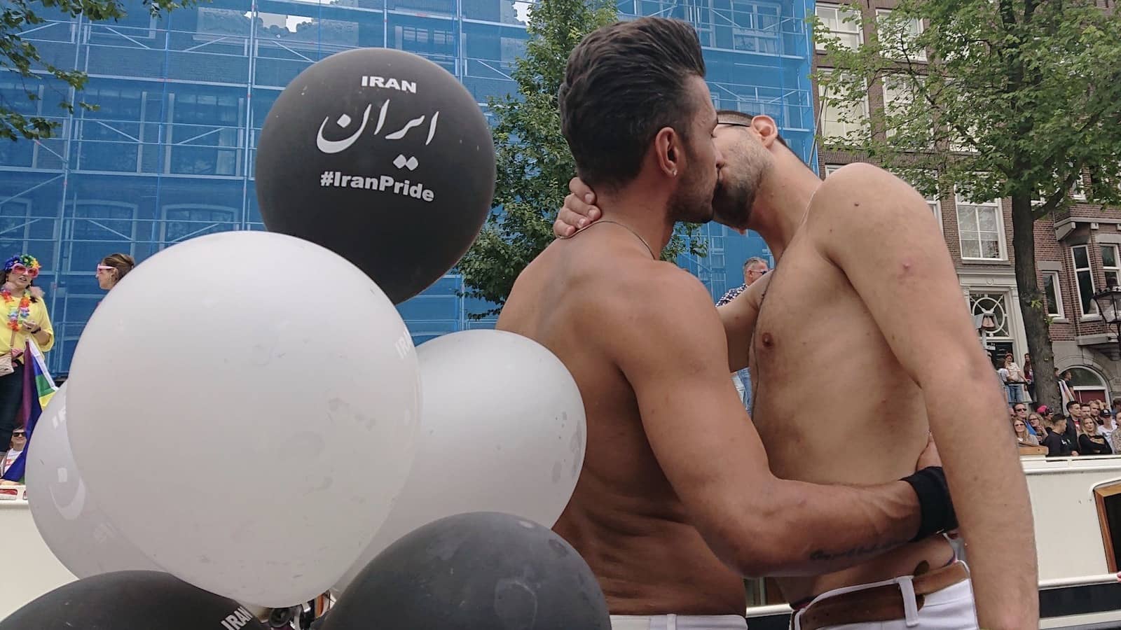 Gays iranianos se beijando no Pride Amsterdam