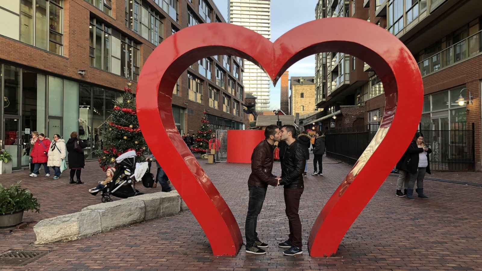 Ao tentar encontrar um presente para um casal gay que você conhece, pense no que eles amam (além um do outro!)