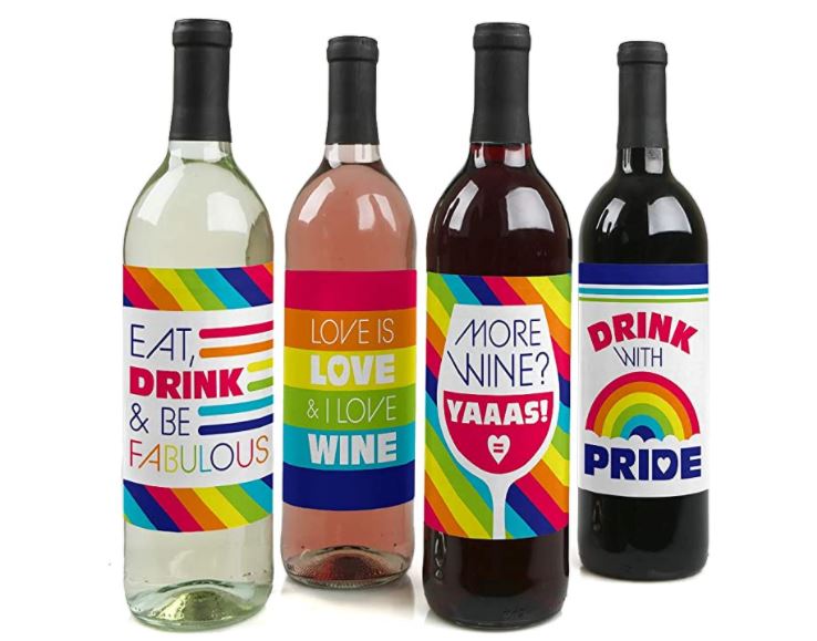 Vinho é sempre um bom presente, mas vá além para um casal gay e adicione alguns rótulos de vinho personalizados para torná-lo ainda mais especial