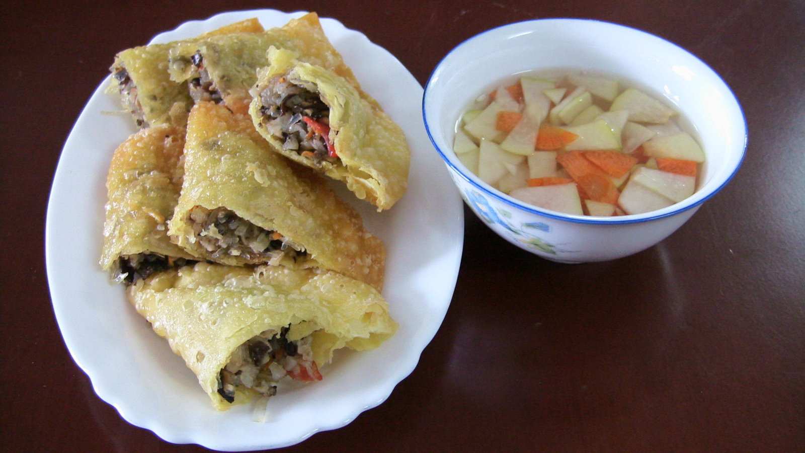 Kussengebakjes of Banh Goi zijn lekkere kleine pakketjes lekkers die je in Vietnam kunt (en moet) proberen