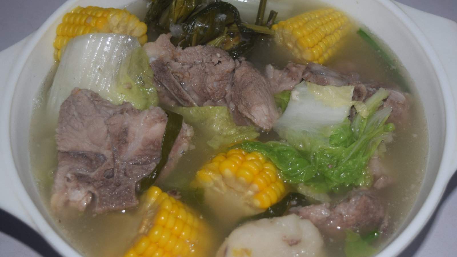 Bulalo é uma sopa deliciosa das Filipinas feita de pernil de boi e ossos de tutano
