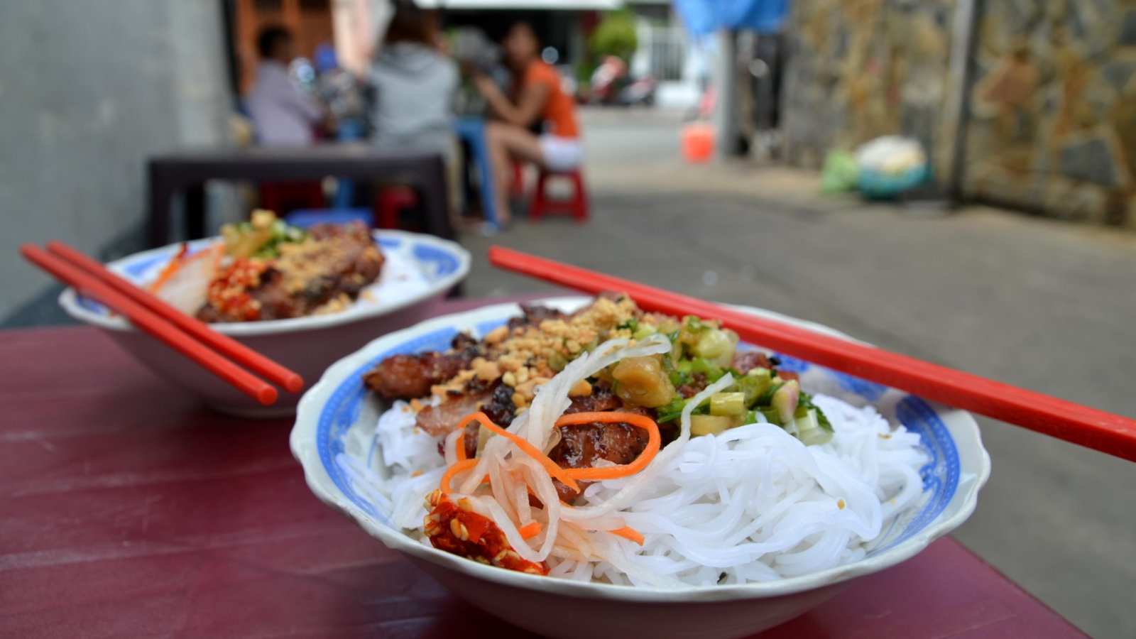 Bun Thit Nuong is een heerlijk traditioneel Vietnamees gerecht dat je in Saigon kunt proberen