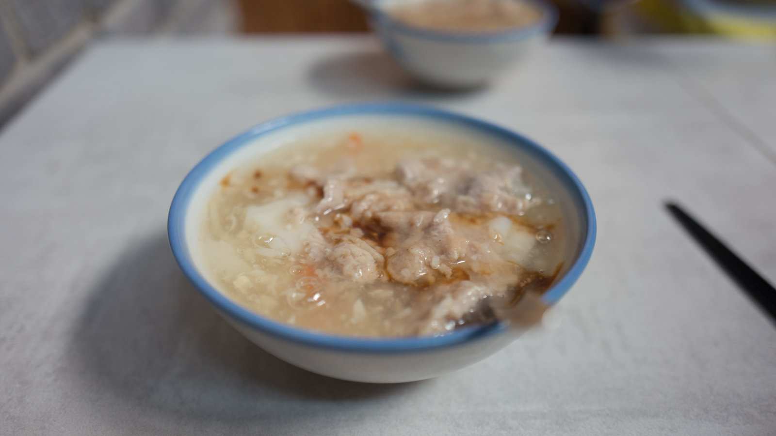 O chao ga vietnamita é uma sopa de frango e arroz quente e saborosa