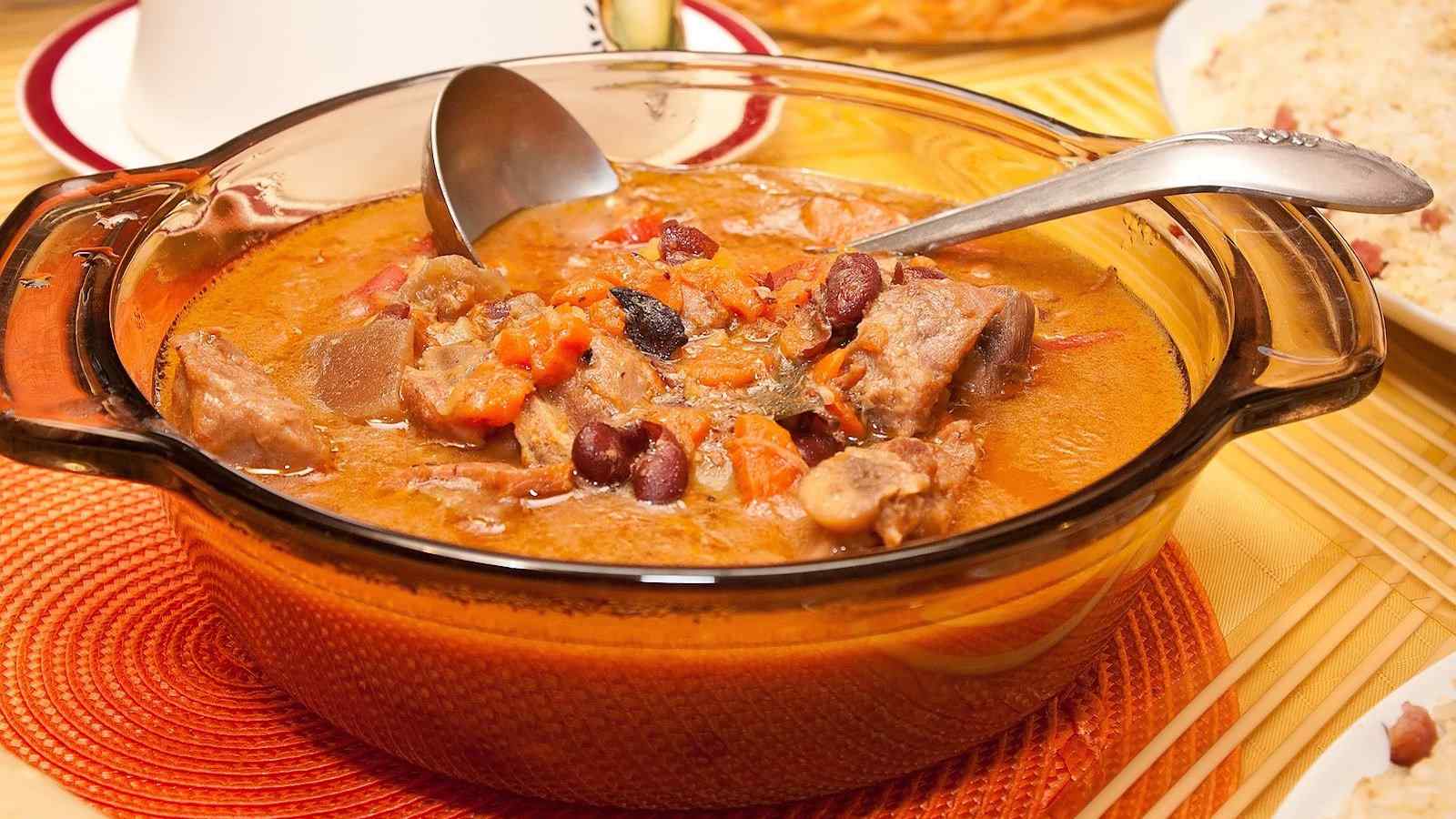 Kaldereta é um guisado rico de carne de cabra das Filipinas, mas outra carne pode ser usada em vez de cabra