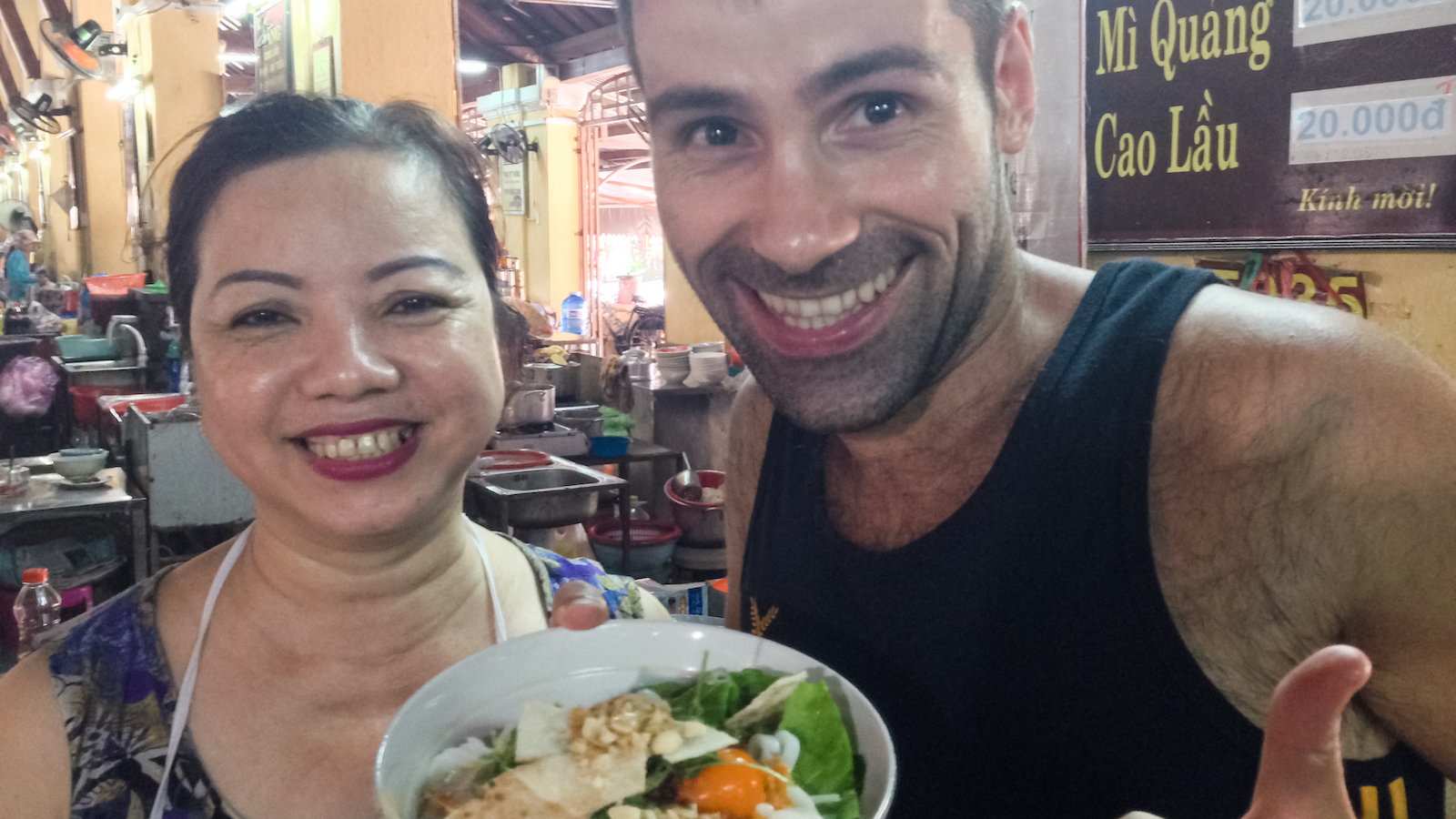 Mi quang é uma sopa deliciosa com macarrão e carne do Vietnã que adoramos