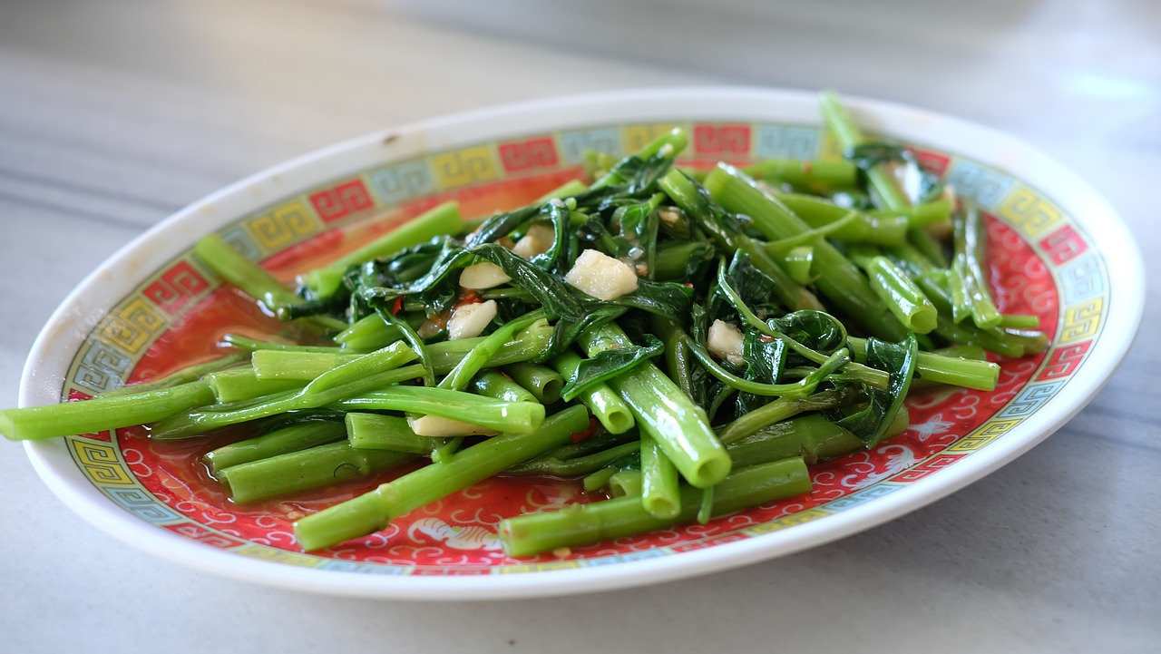 Glória da manhã ou rau muong é um espinafre d'água vietnamita que é delicioso quando frito