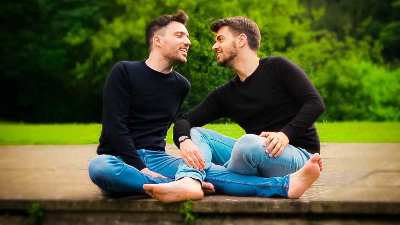 Arif e Ricky compartilham sua história gay emocionante pela primeira vez
