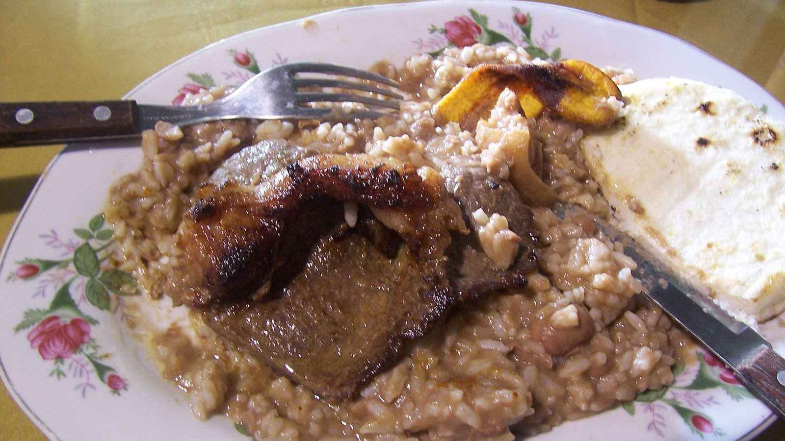 Os colombianos reaproveitam as sobras para fazer seu prato de calentado de café da manhã de assinatura