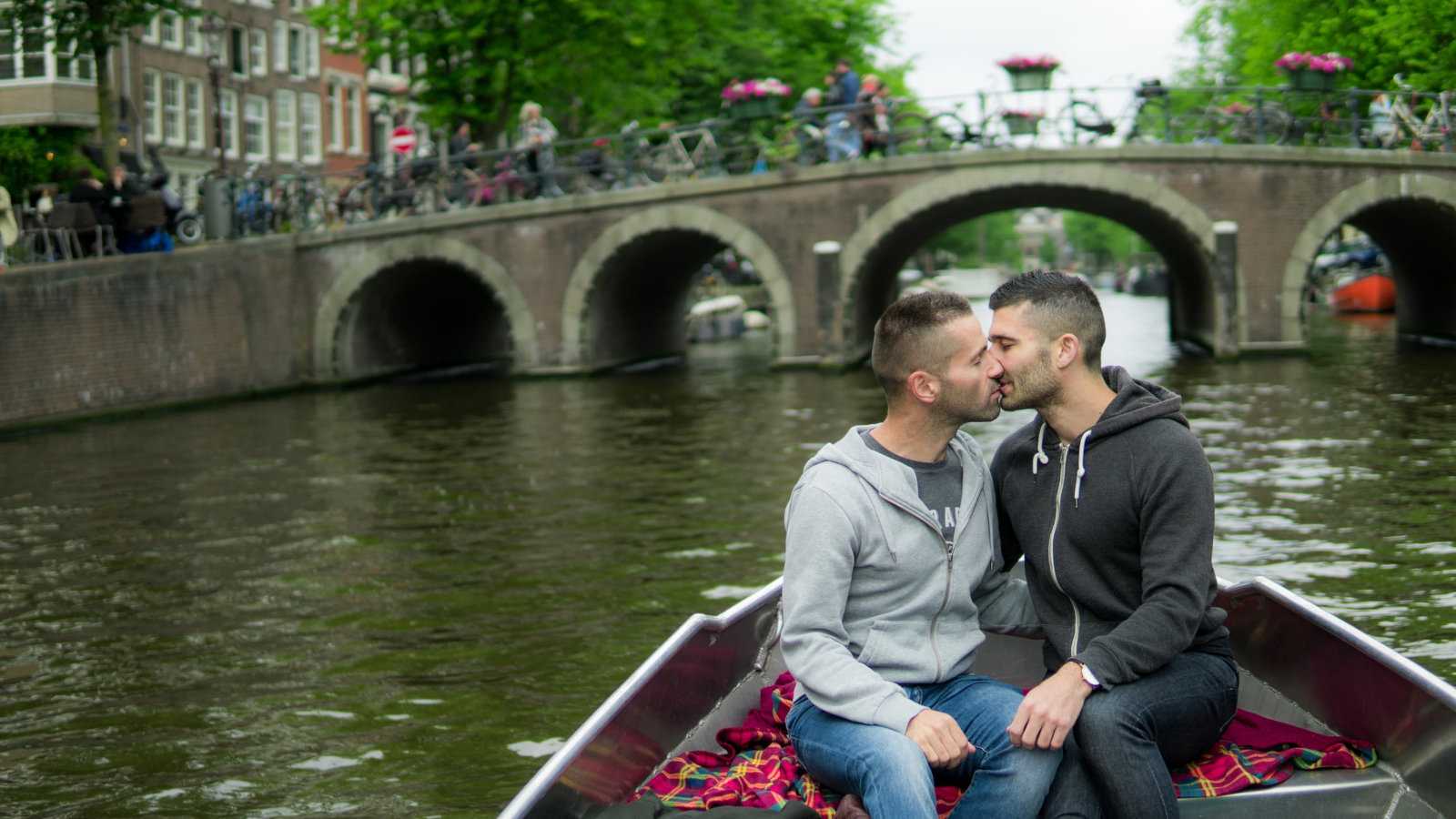 BLOU DATING GAY