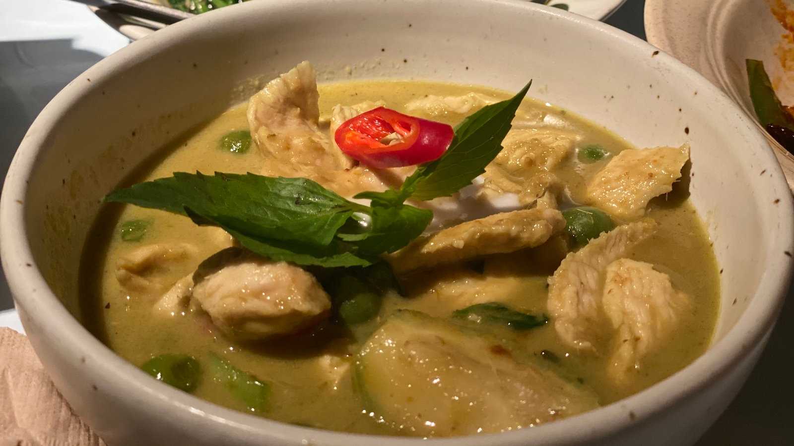 O curry verde tailandês pode ser bem picante, mas adoramos