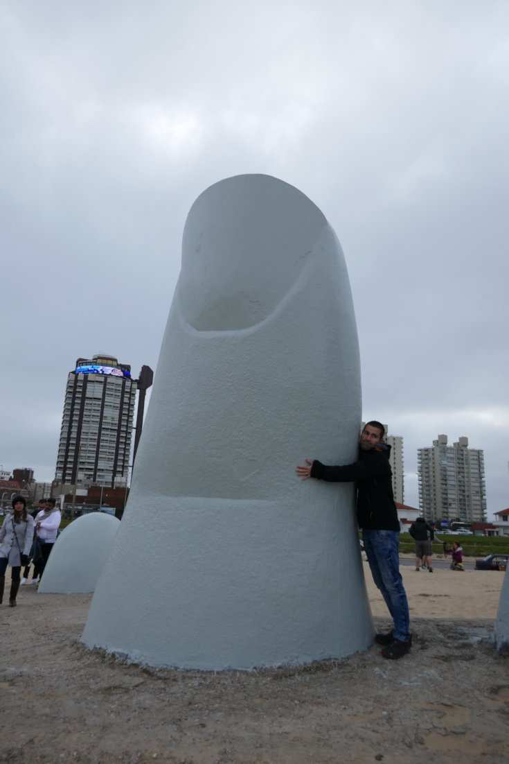 Descubra mais sobre esta escultura gigante esquisita e outros fatos interessantes sobre o Uruguai neste artigo