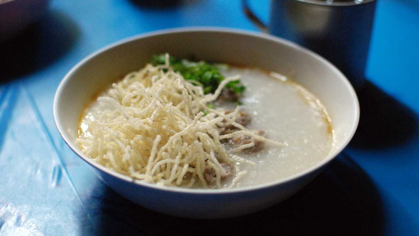 Jok é a versão tailandesa de um mingau de arroz ou congee, e geralmente servido no café da manhã