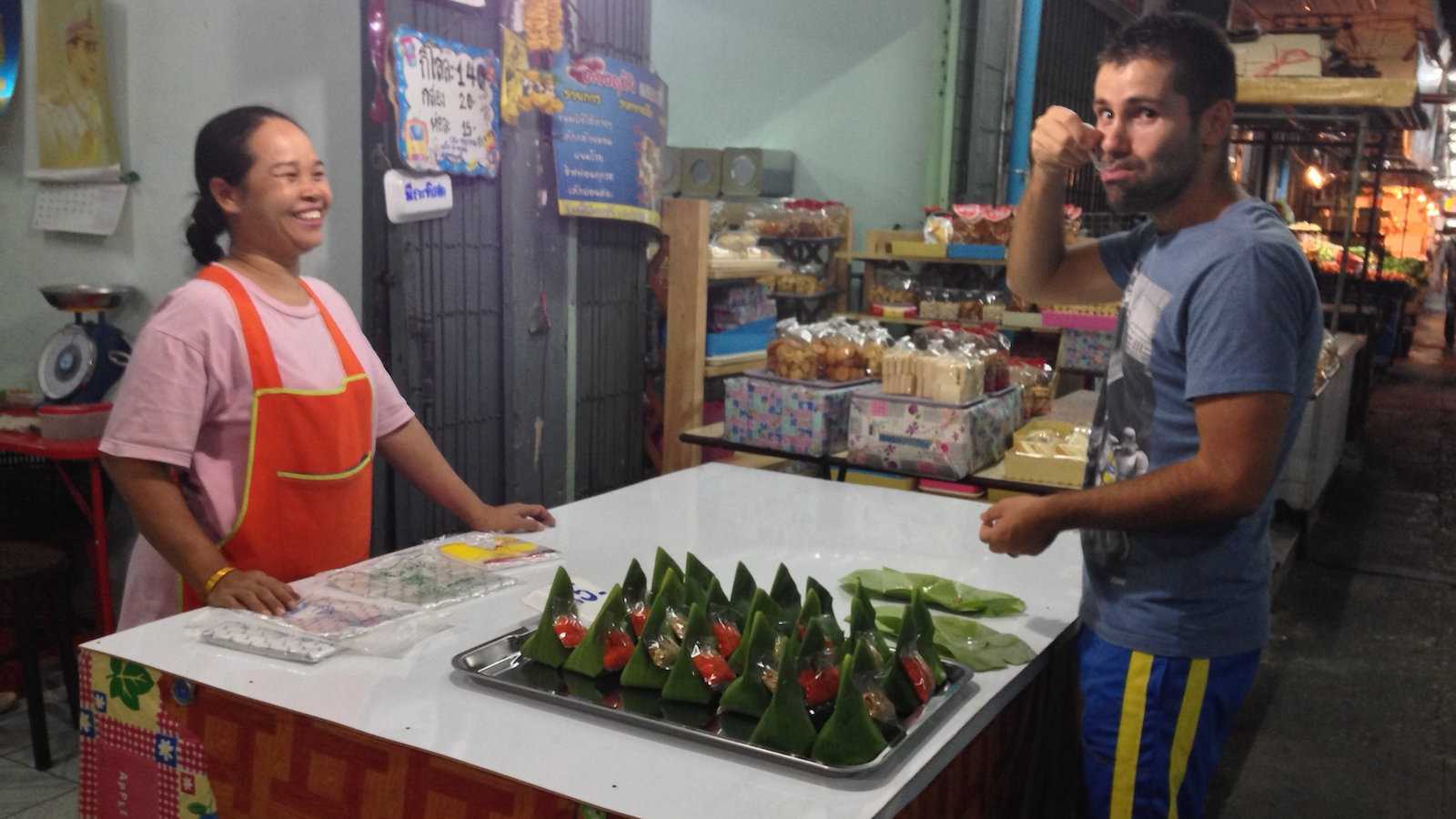 Kao tom mud é uma deliciosa sobremesa tailandesa envolta em folhas de bananeira
