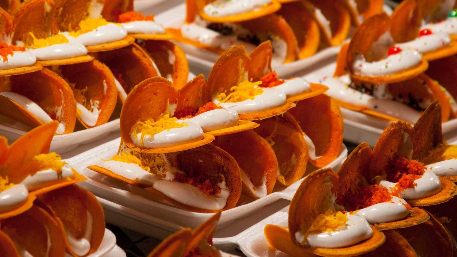 Khanom bueang parecem tacos, mas na verdade são um tipo de panqueca tailandesa crocante e doce