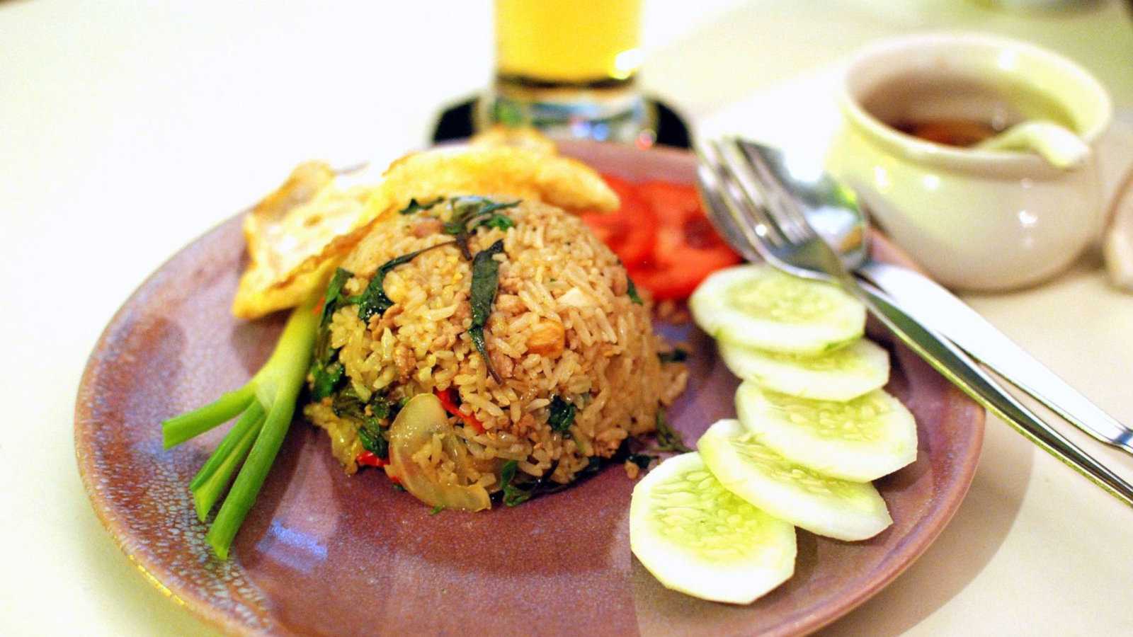 A versão tailandesa de arroz frito usa um molho de peixe picante como base, em vez de molho de soja, como o arroz frito chinês