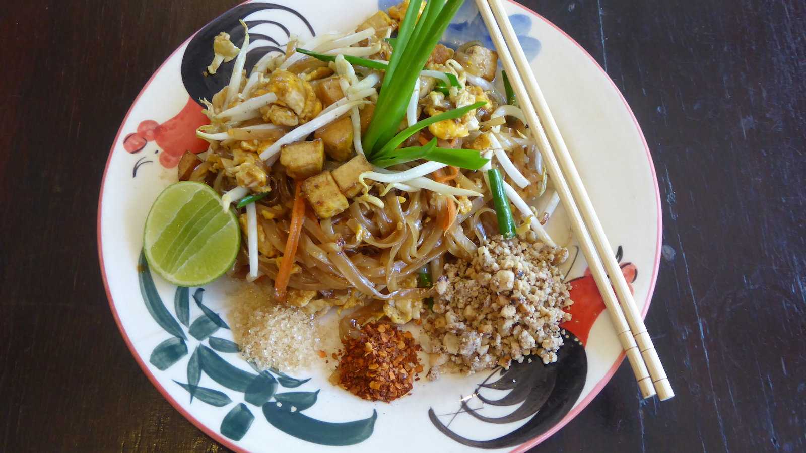 O prato nacional da Tailândia, o Pad Thai, é delicioso e fácil de encontrar em todo o país