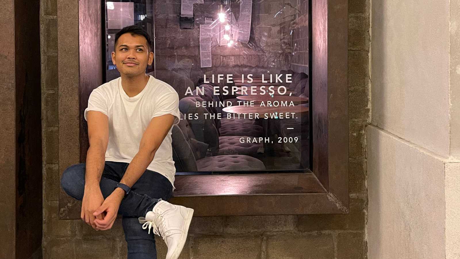 Scott da Tailândia está compartilhando sua história de sua primeira vez / beijo / ligação gay
