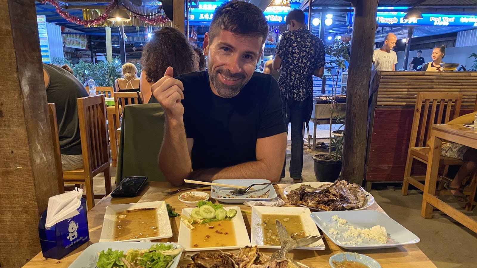 A comida tailandesa é tão boa que você a fará desaparecer facilmente!