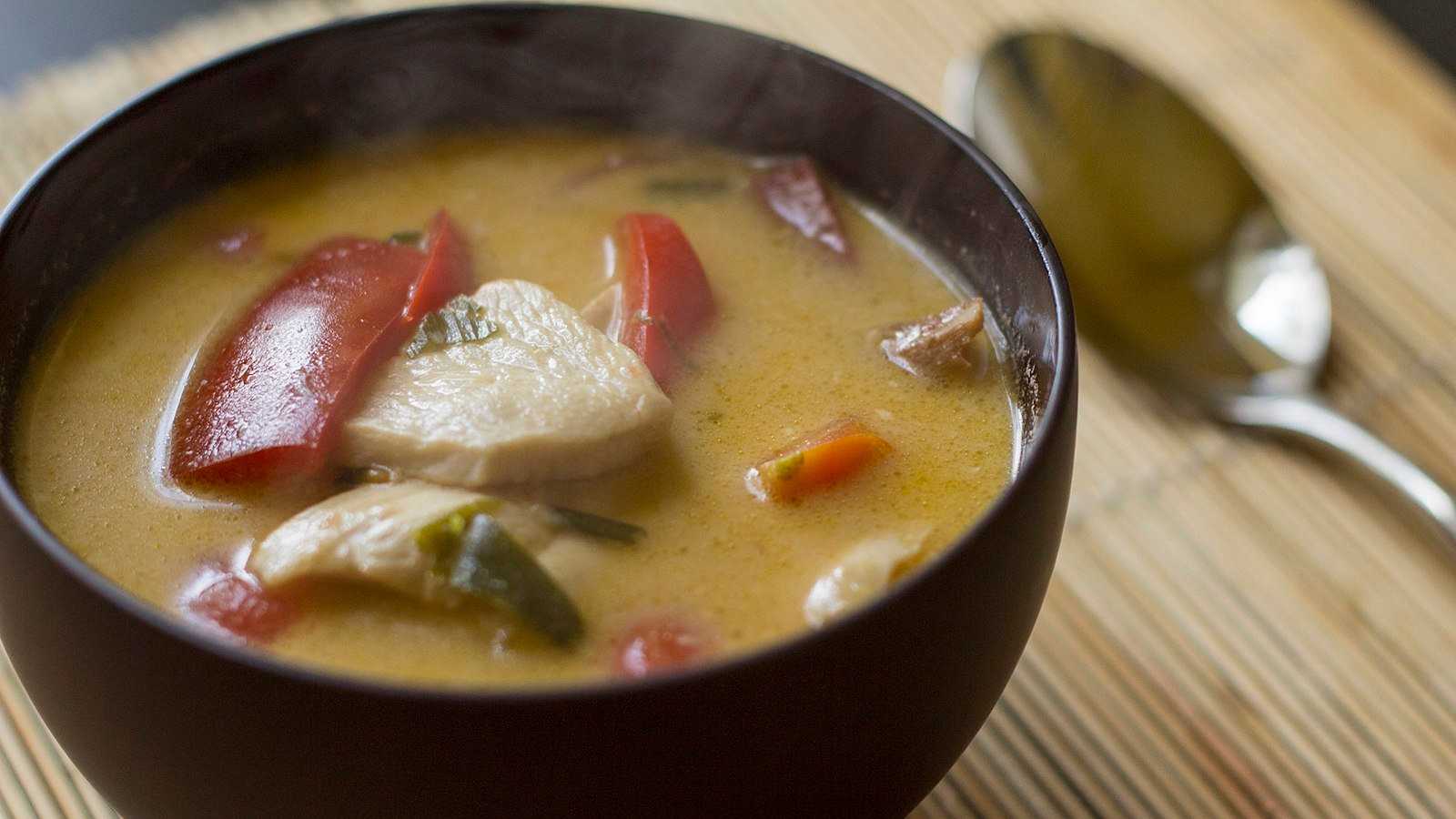 Tom kha gai é outra sopa picante da Tailândia, com leite de coco para cremosidade e geralmente frango como proteína