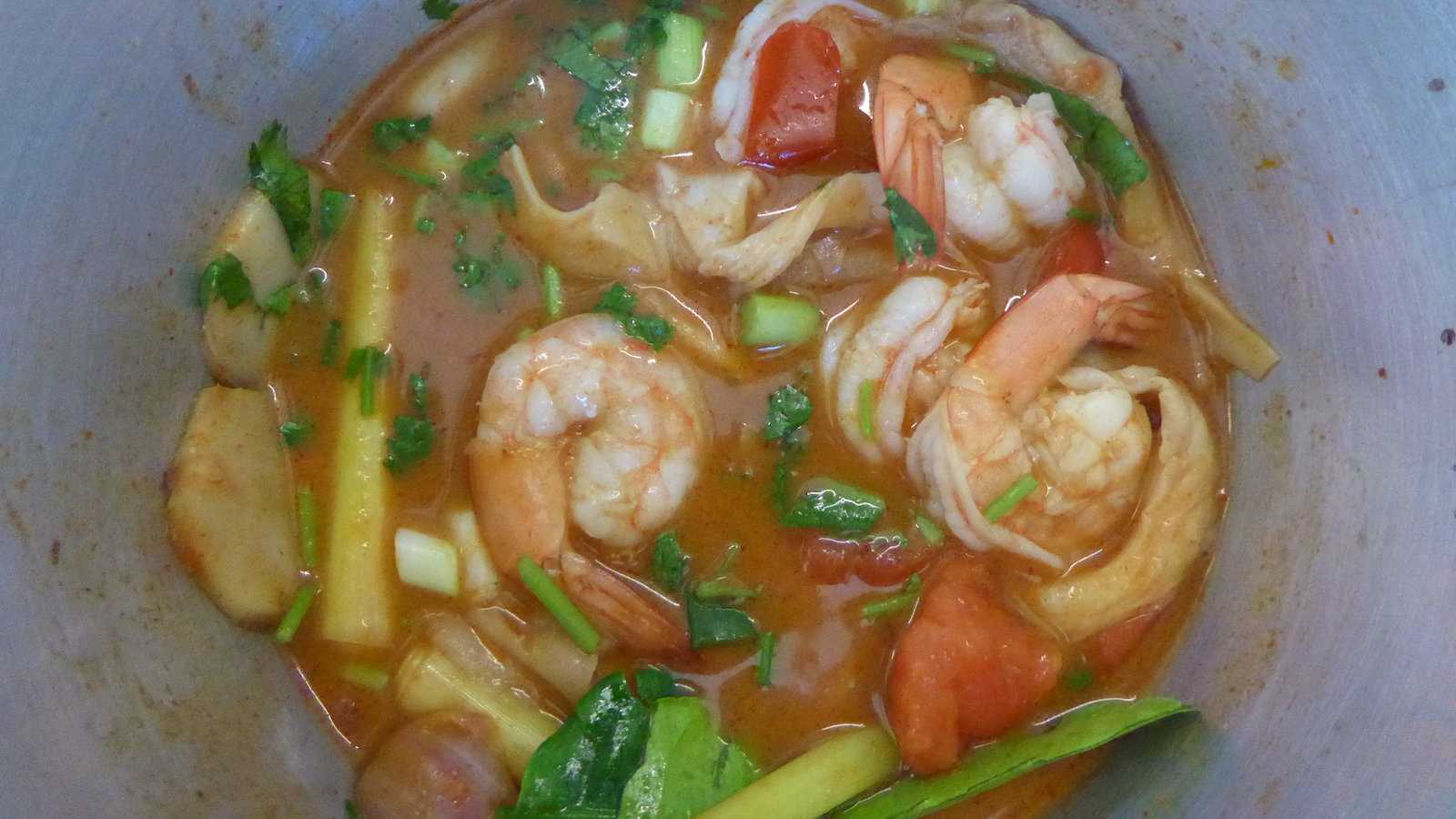 Tom yum goong é uma popular sopa tailandesa quente e azeda com camarão