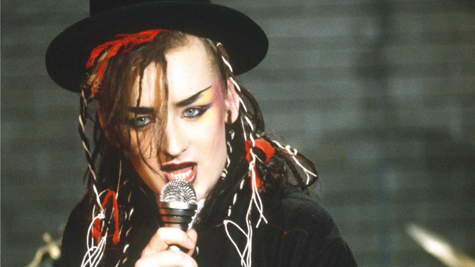 Quem poderia esquecer o ícone e cantor gay britânico Boy George?