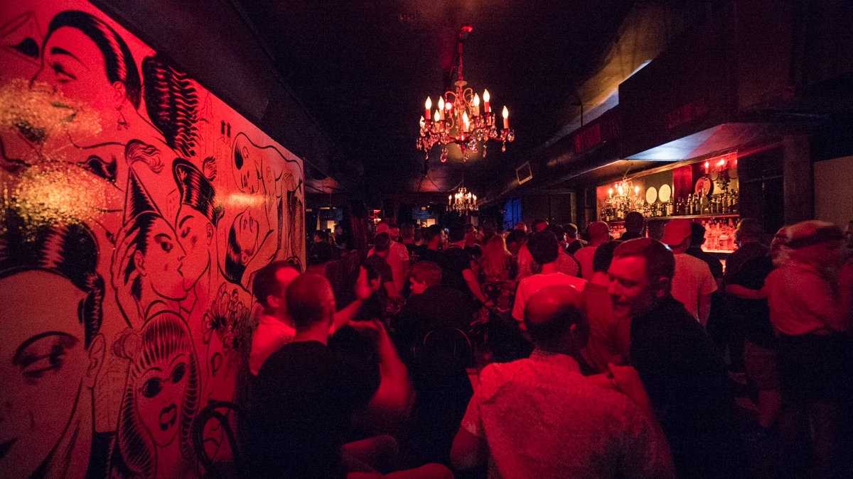 O Club Cumming é um clube gay empolgante na cidade de Nova York, de propriedade do ator Alan Cumming