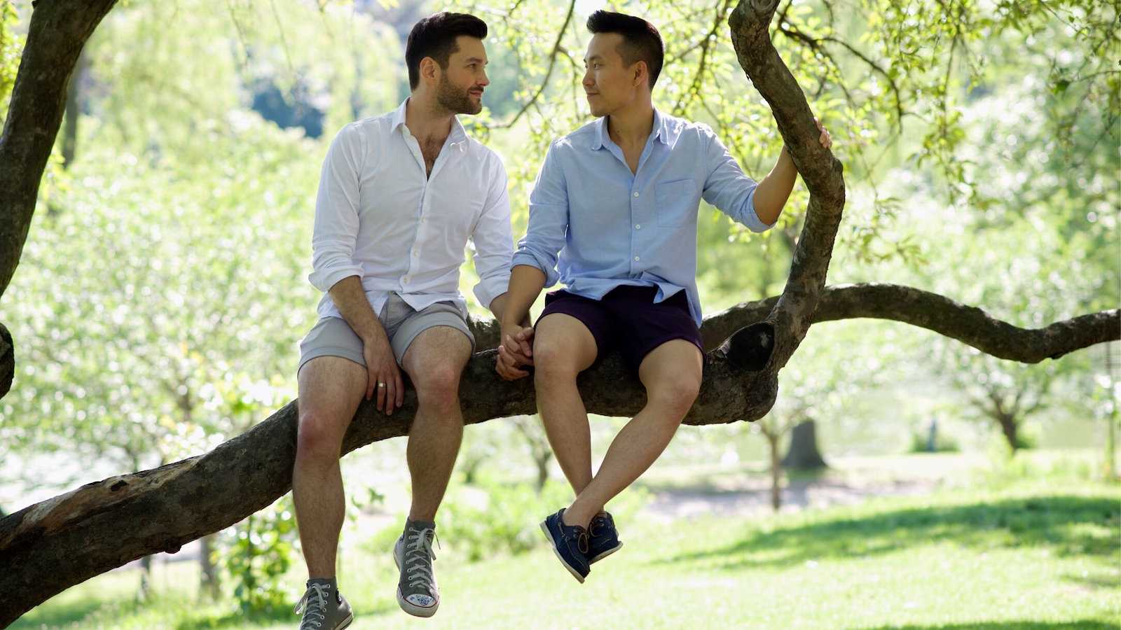 David e Huey sentados em uma árvore nos contam sobre seu primeiro momento de amor gay