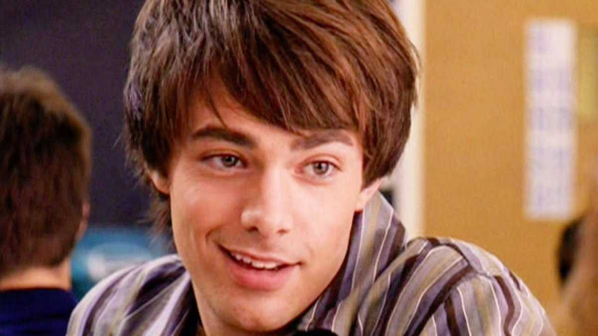 Jonathan Bennet is a gay actor most well-known for being the teen love interest of Lindsay Lohan in Mean Girls