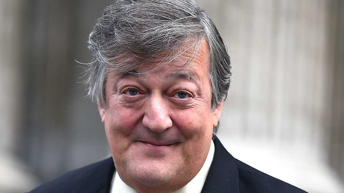 Stephen Fry ist eine britische Schwulen-Ikone, die wir gerne im Fernsehen sehen